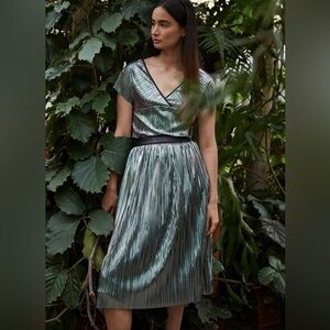 NWT The Plumeria Iridescent pleated Skirt set is the perfect combination of chic